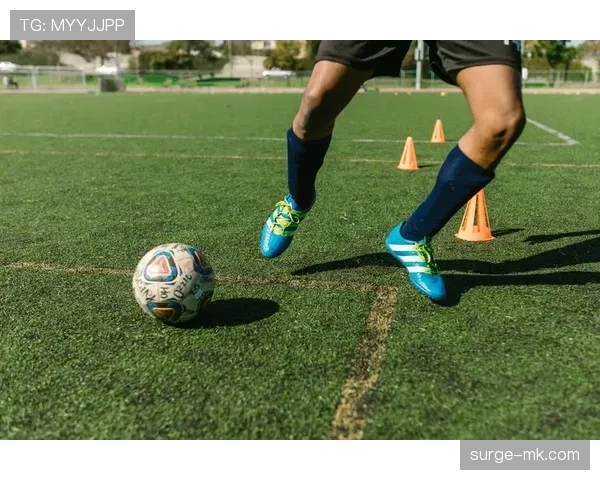 克鲁伊夫与里努斯·米歇尔斯的足球哲学:探讨现代足球战术的传承与创新 克鲁伊夫与里努斯·米歇尔斯的足球哲学:探讨现代足球战术的传承与创新